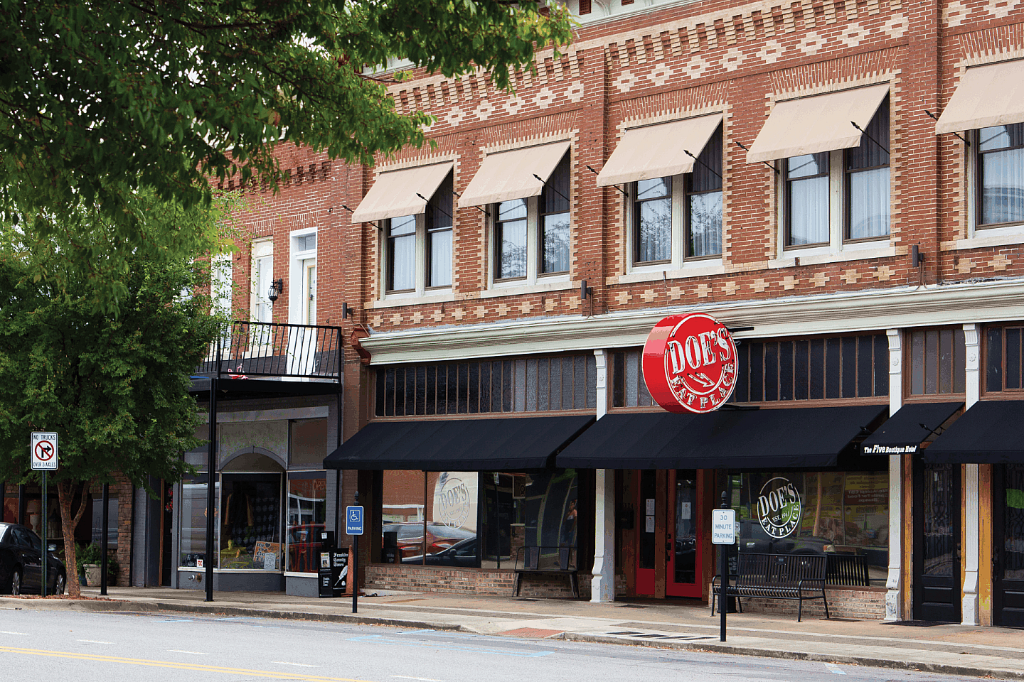 DoesEatPlace_russellville_202208
